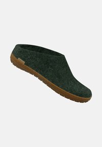 Chausson en feutre de couleur vert foncé avec une forme arrondie, un dessus texturé et une semelle en caoutchouc brun clair dotée de motifs antidérapants.