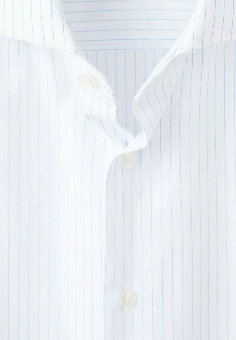 Chemise blanche à boutons avec des rayures verticales bleu clair, en tissu lisse, dotée d'un col pointu et d'un détail à un seul bouton au niveau du col.