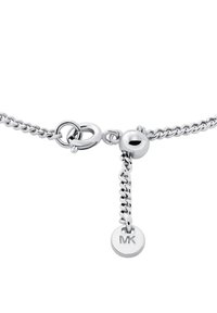 Bracciale in argento con design a catena, dotato di chiusura a gancio rotonda e un ciondolo circolare inciso con "MK".