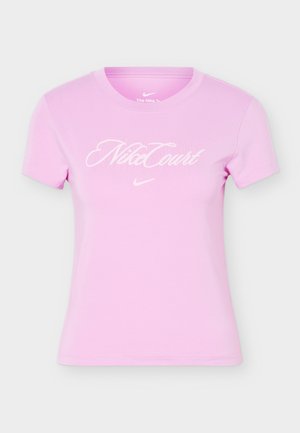 Ροζ ανοιχτό T-shirt Nike με κοντά μανίκια, άσπρη επιγραφή «NikeCourt» και μικρό λογότυπο Swoosh στο κέντρο του στήθους.