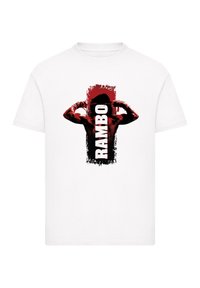 Weißes T-Shirt mit einem grafischen Design eines muskulösen Körpers in Rot- und Schwarztönen, das den Text "RAMBO" in fetten Buchstaben zeigt.