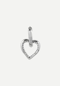 Pendente a forma di cuore in argento con un bordo scintillante di piccoli strass, dotato di un gancio sicuro per il fissaggio. Include la marca incisa.