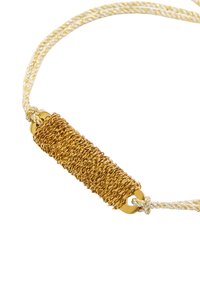 Bransoletka z łańcuszków złota z plecionym żółtym i białym sznurkiem. Posiada teksturowany, cylindryczny złoty środek oraz bezpieczne zapięcie.