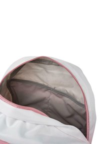 Mochila blanca con acentos rosas, mostrando el forro interior, que es gris y texturizado, y presenta un bolsillo con cremallera.