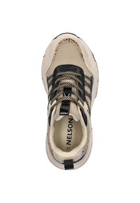 Beige sportieve schoen met zwarte accenten, gestructureerd mesh bovenwerk, dikke zool en vetersluiting. Bevat de merknaam "NELSON" aan de binnenkant. Maat 37.
