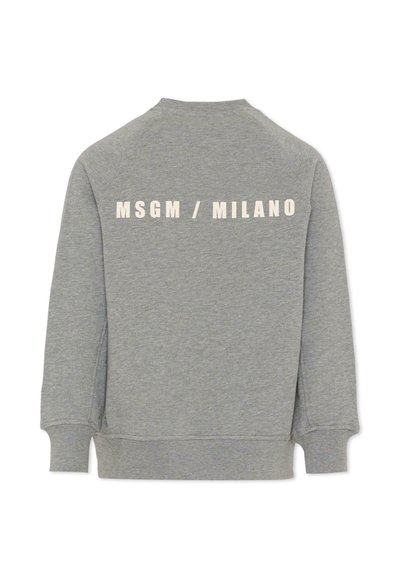 Grijze sweatshirt met een zachte structuur, ronde hals en lange mouwen. De achterkant toont de tekst "MSGM / MILANO" in het wit.
