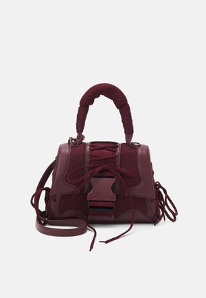 Kleine bordeauxrode handtas met mesh- en leerstructuur, met een gevoerd handvat, voorste gesp, vetersluitingdetails en een lange schouderriem.