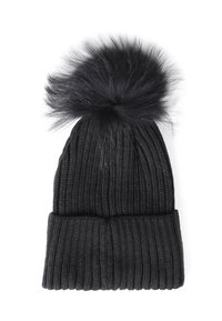 Beanie nera lavorata a maglia con texture a coste, risvolto e un grande pompon in pelliccia sintetica nera sulla sommità.