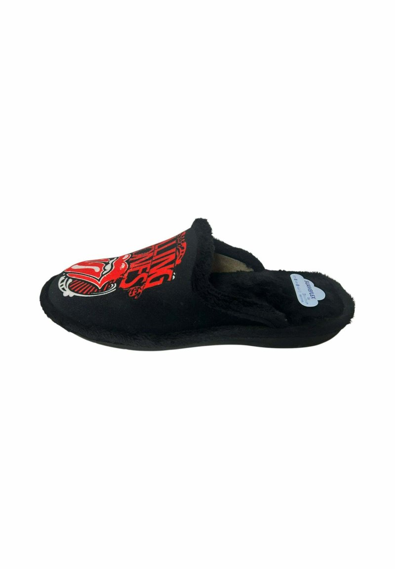 Zapatilla de casa negra y peluda con un diseño rojo en la parte superior, con punta redondeada y un interior suave. Suela de goma para agarre y durabilidad.