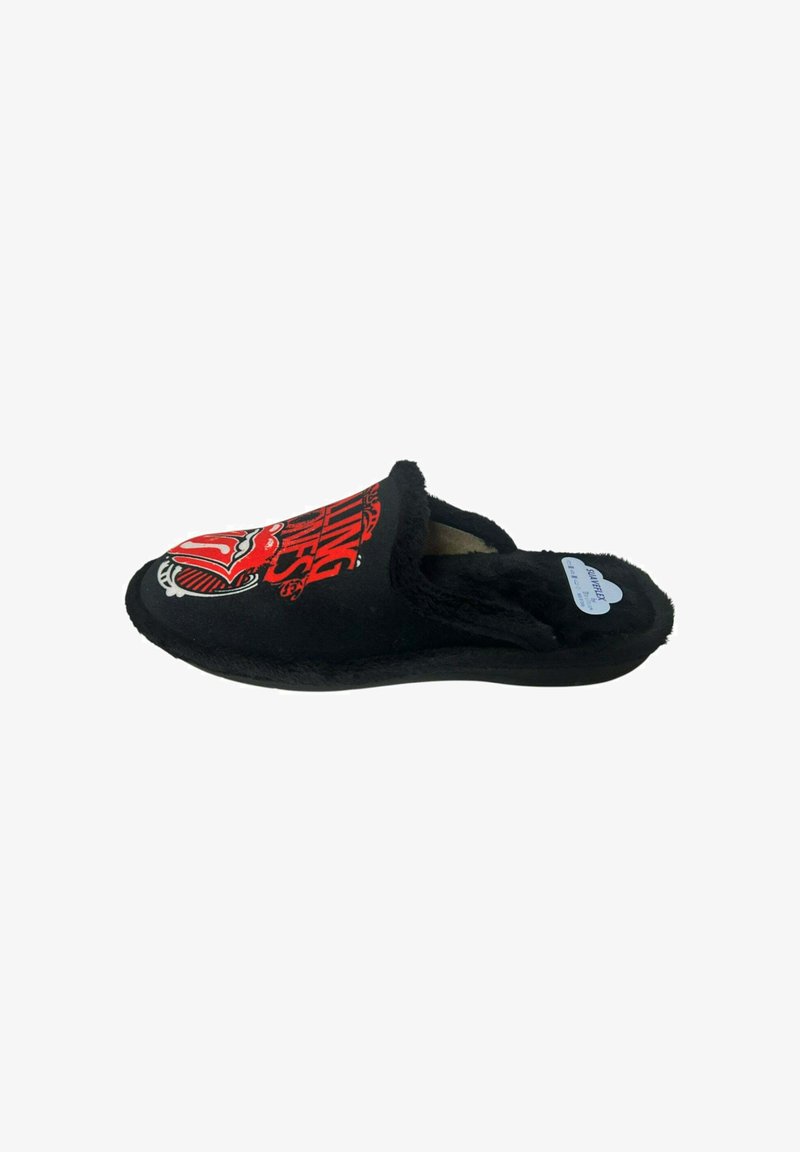 Zapatilla de casa negra y peluda con un diseño rojo en la parte superior, con punta redondeada y un interior suave. Suela de goma para agarre y durabilidad.