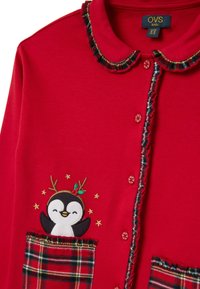 Roter Baumwollcardigan mit karierter Jüngung, Knopfverschluss und besticktem Pinguin mit Geweih. Verfügt über zwei karierte Taschen mit Rüschensaum.