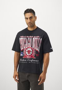 New Era NBA CHICAGO BULLS OVERSIZE - Klubbklær - black