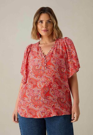 Blusa rossa con motivo paisley, maniche a farfalla corte, scollatura a V e bottoni decorativi. Tessuto leggero con una finitura testurizzata.