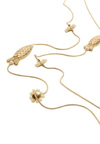 Złota metalowa naszyjnik z wisiorkami w kształcie ryb oraz przeplatanymi białymi akcentami kwiatowymi, z gładkim, strukturalnym wzorem łańcuszka.