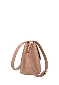 Borsa a tracolla in pelle color tan con forma strutturata, tracolla regolabile e dettagli in metallo dorato sulla chiusura. Texture liscia e design minimalista.