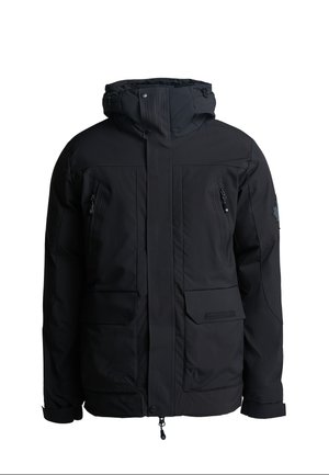 Zwarte waterdichte jas met rits aan de voorkant, verstelbare capuchon, twee borstzakken en twee grote zakken aan de voorkant. Heeft geventileerde details.