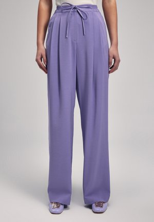 Lavendel wijde broek met een elastische tailleband en een verstelbaar koord. Gemaakt van zachte stof met subtiele plooien, die een ontspannen pasvorm laat zien.