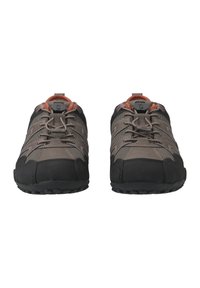 Scarpe atletiche leggere di colore nero e marrone con tomaia in rete, suole in gomma e accenti arancioni a contrasto. Presentano un design con lacci.