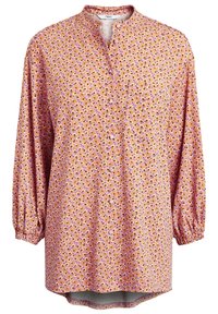 Roze bloemenblouse met lange mouwen, knopenlijst en zak. Heeft kleine witte en paarse bloemenpatronen op een textuurstof.