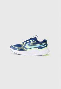Baskets de sport bleues avec tige en mesh, accents vert fluo et semelle intermédiaire blanche. Présente un embout arrondi et une semelle extérieure texturée pour une meilleure adhérence.