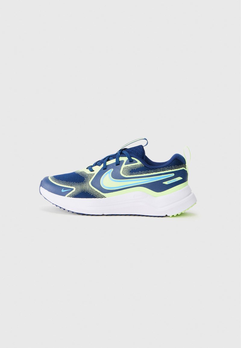 Baskets de sport bleues avec tige en mesh, accents vert fluo et semelle intermédiaire blanche. Présente un embout arrondi et une semelle extérieure texturée pour une meilleure adhérence.