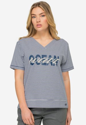 V-Ausschnitt, kurzärmliges T-Shirt mit marineblauen und weißen Streifen, das in der Mitte eine große "OCEAN"-Grafik in kontrastierenden Farben zeigt.