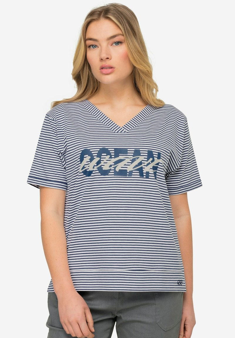 T-shirta z dekoltem w serek i krótkim rękawem w granatowo-białe paski, z dużą grafiką "OCEAN" w kontrastowych kolorach na środku.