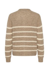 Brūns svītrots džemperis ar baltām svītrām, izgatavots no mīkstas adītas auduma. Ar apaļu apkakli un garām piedurknēm. Strukturēta apdare.