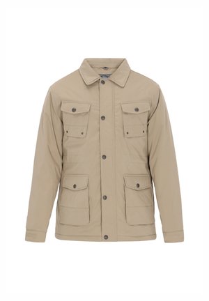 Veste beige boutonnée avec quatre poches à rabat à l'avant, manches longues et col pointu, présentée sur un fond blanc.