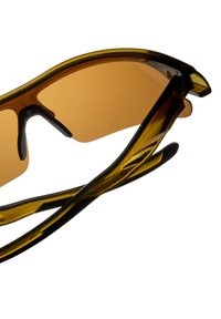 Sportovní sluneční brýle hnědé barvy s hnědým rámem, které mají elegantní design, zaoblené čočky a texturované černé boční úchyty.