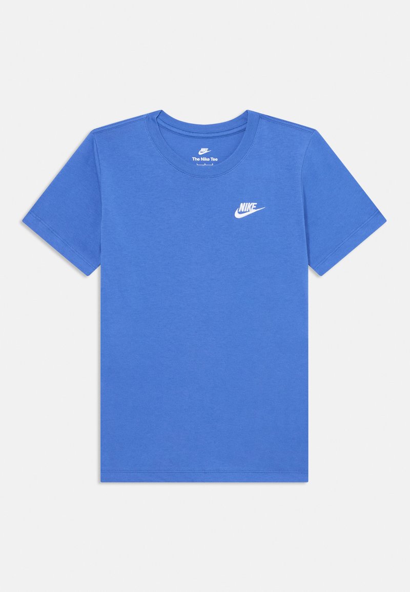 Plava pamučna majica s okruglim izrezom, kratkim rukavima i bijelim Nike logotipom na prsima. Jednostavan dizajn, glatka tekstura i osnovni kroj.