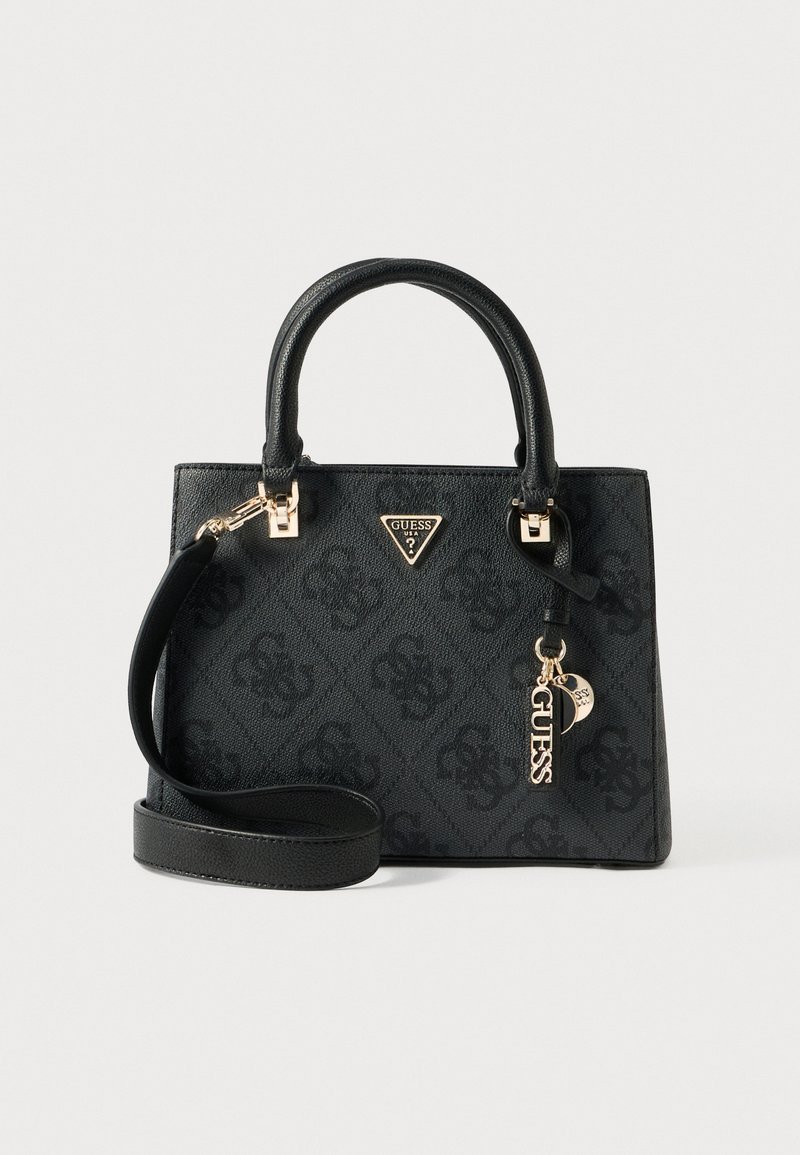 Sac à main noir en matériau synthétique texturé, avec un emblème doré, deux poignées supérieures, une bandoulière amovible et un pendentif logo.