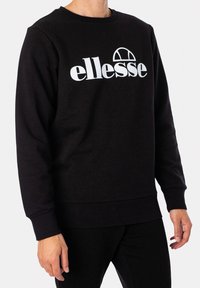 Schwarzer Sweatshirt aus Baumwolle mit einem weißen Logo "ellesse" und geschwungenem Akzent. Rippbündchen und -saum, Rundhalsdesign.