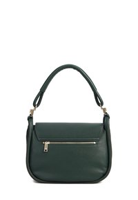 Borsa a tracolla verde in pelle con tracolla curva, tasca frontale con zip e forma arrotondata. Texture liscia e dettagli in metallo dorato.