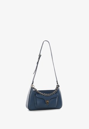 Sac à bandoulière en cuir bleu avec poche à rabat avant, détail chaîne ton or et sangle réglable sur fond blanc.