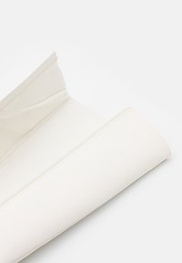 Biała skórzana kopertówka o gładkiej teksturze, z zamknięciem na zamek i minimalistycznym designie. Wnętrze wykończone jest jasnym materiałem.