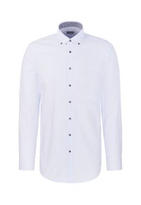 Chemise blanche à manches longues avec de fines rayures verticales, col boutonné et boutons foncés sur le devant et aux poignets.