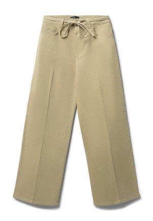 Pantaloni beige a gamba larga realizzati in tessuto morbido, con vita regolabile, tasche laterali e una superficie liscia con dettagli di cucitura minimali.