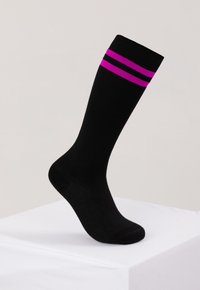 Calcetín negro hasta la rodilla hecho de una tela suave, con dos franjas horizontales rosas en la parte superior. La textura parece lisa y uniforme.