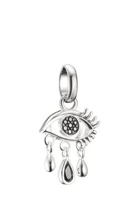 Silberner, augenförmiger Anhänger mit einem zentralen, gepunkteten Augendesign und drei hängenden Tropfenakzenten. Strukturierte Wimpern sorgen für Details.