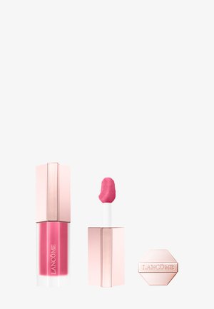 Różowa płynna szminka z różowo-złotą nakrętką, aplikatorem pokazującym różowy kolor oraz odłączoną nakrętką z logo Lancôme na białym tle.
