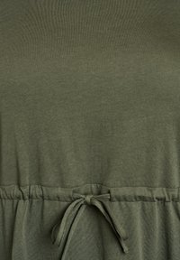 Robe vert olive en tissu doux. Présente une taille cintrée avec un nœud, une texture lisse et un design simple.