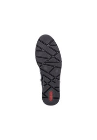Semelle extérieure noire avec un design de bande de roulement à motifs, arborant un logo rouge et un marquage de taille. Le matériau en caoutchouc durable améliore l'adhérence et la traction.