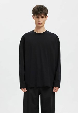 Schwarzes Langarm-T-Shirt mit Rundhalsausschnitt, gefertigt aus weichem Stoff. Verfügt über eine entspannte Passform und abgesenkte Schulternähte für mehr Komfort.