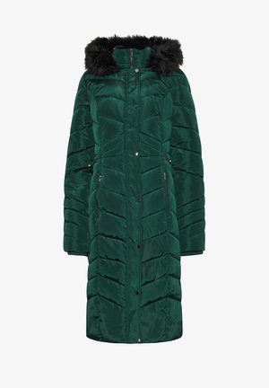 Abrigo de plumas largo y verde con capucha que cuenta con un borde de piel de pelo negro, bolsillos con cremallera y un patrón de acolchado tipo espiga. Material durable con cierre de botón.