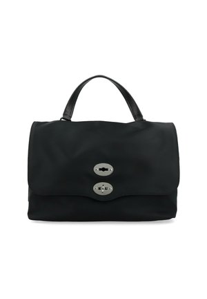 Borsa a mano in tessuto nero con forma strutturata, dotata di chiusura a busta e due ganci metallici. Manici in pelle texturizzata.