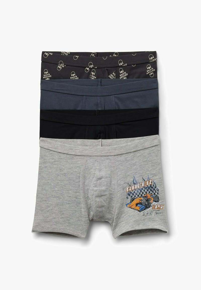 Quatre boxers pour garçons empilés, comprenant un noir avec imprimé skateboard, bleu marine, noir uni et gris avec motif voiture de course orange et drapeau à damier.