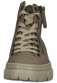 Stivale alla caviglia in pelle marrone con superficie texture, lacci color crema, zip laterale e suola in gomma spessa con motivo antiscivolo.