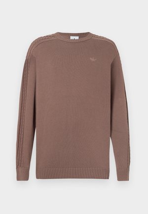 Pullover tricotat de culoare maro, cu guler rotund, tiv ribborat și detalii cu împletituri texturate pe umeri. Prezintă un logo mic pe piept.