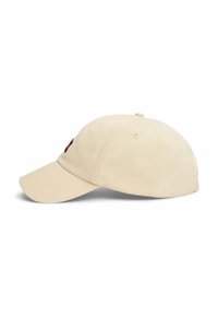 Gorra de béisbol de algodón beige con visera curva, detalle bordado en la parte frontal y ojales de ventilación en los lados.
